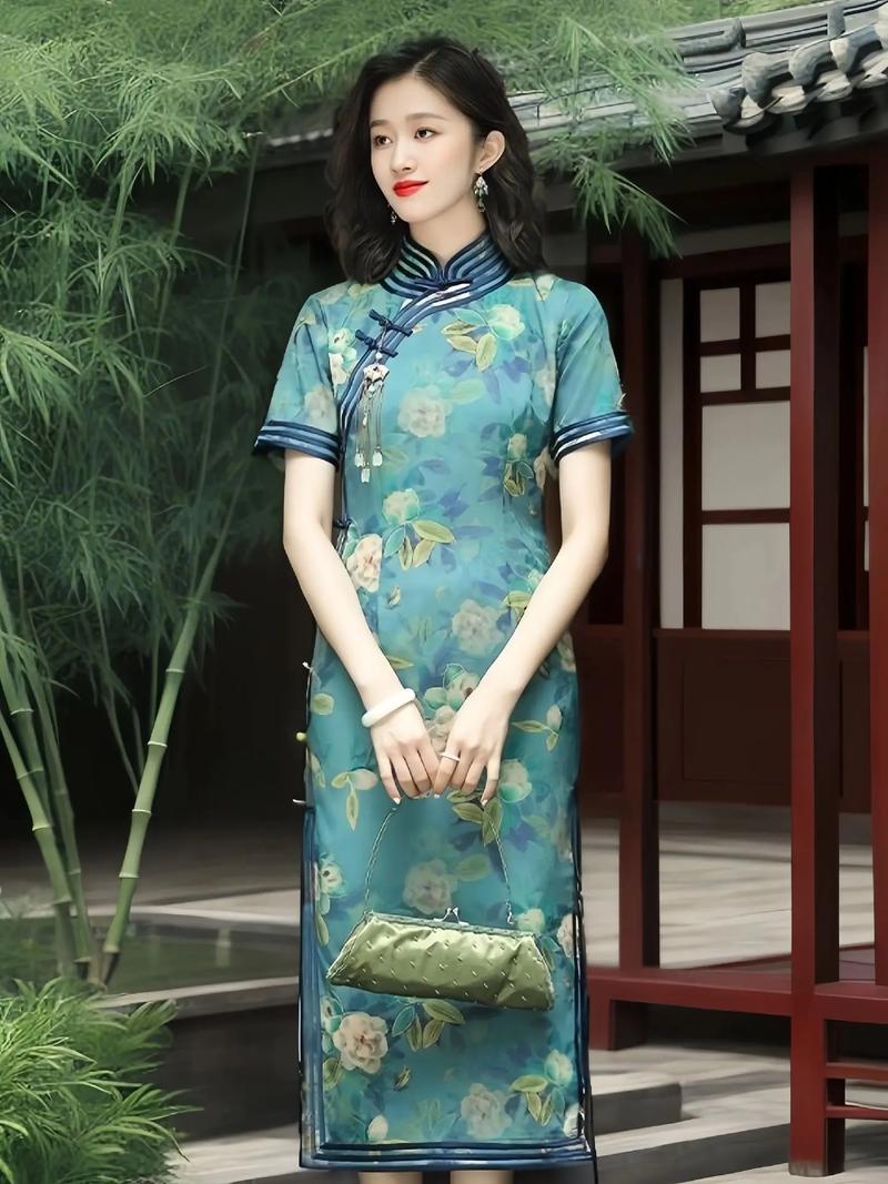 穿旗袍化妆教程淡妆圆脸(穿旗袍怎么化妆)-第3张图片-美妆 穿旗袍化妆教程淡妆圆脸(穿旗袍怎么化妆)-第3张图片-美妆