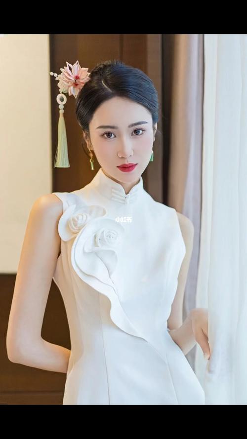 穿旗袍化妆教程淡妆圆脸(穿旗袍怎么化妆)-第4张图片-美妆 穿旗袍化妆教程淡妆圆脸(穿旗袍怎么化妆)-第4张图片-美妆