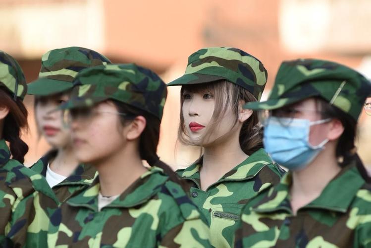 军训化妆教程淡妆新手(军训化妆教程淡妆新手图片)-第5张图片-美妆 军训化妆教程淡妆新手(军训化妆教程淡妆新手图片)-第5张图片-美妆