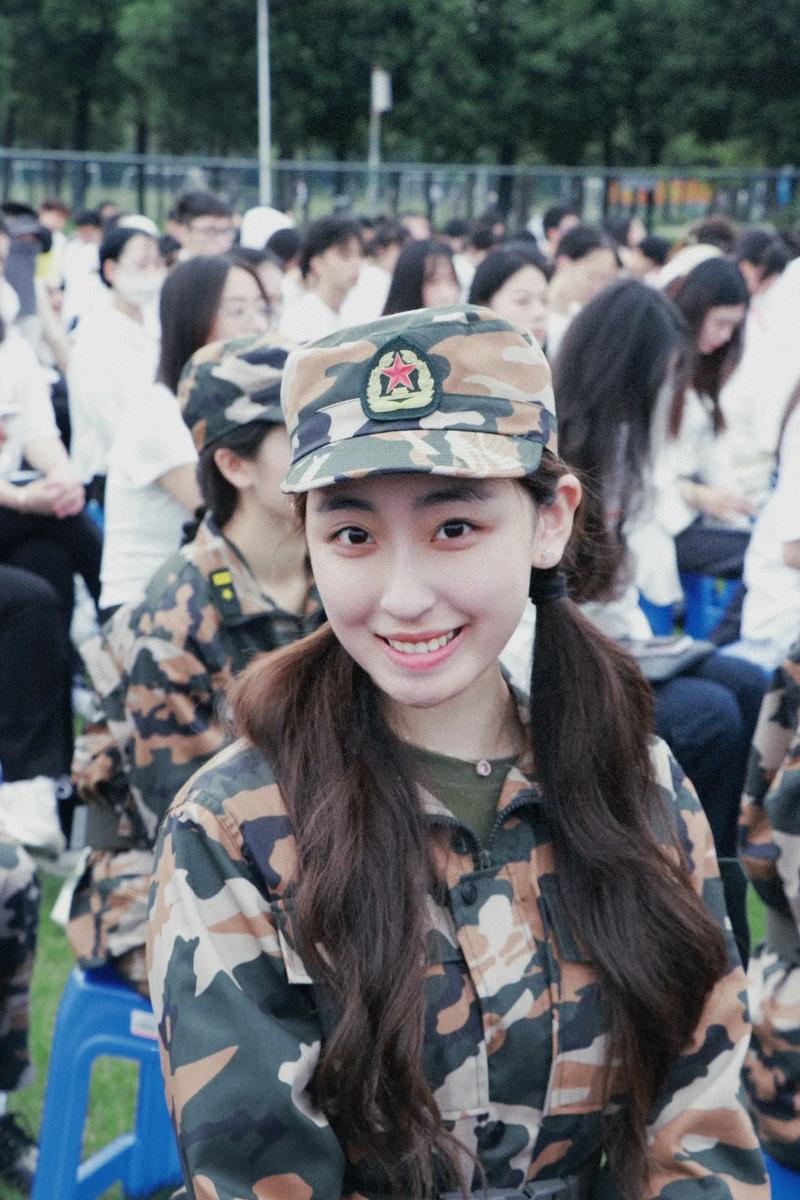 军训化妆教程淡妆新手(军训化妆教程淡妆新手图片)-第6张图片-美妆 军训化妆教程淡妆新手(军训化妆教程淡妆新手图片)-第6张图片-美妆