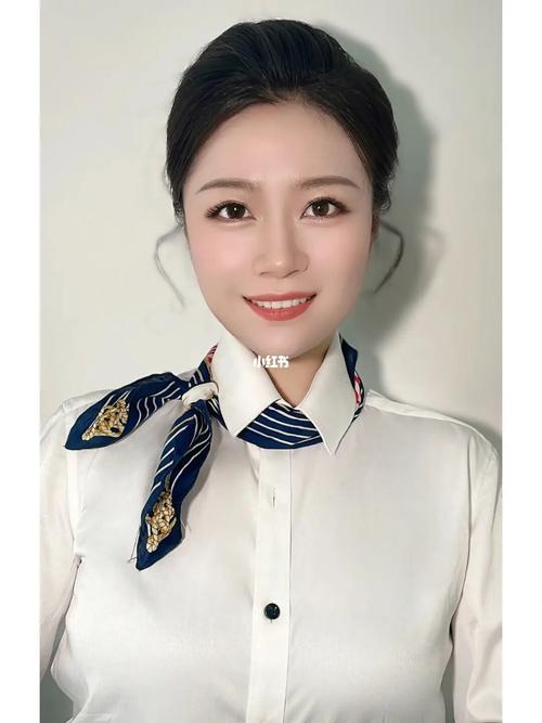 肿眼泡凸嘴新手化妆教程(肿眼泡怎样画眼妆视频)-第6张图片-美妆 肿眼泡凸嘴新手化妆教程(肿眼泡怎样画眼妆视频)-第6张图片-美妆