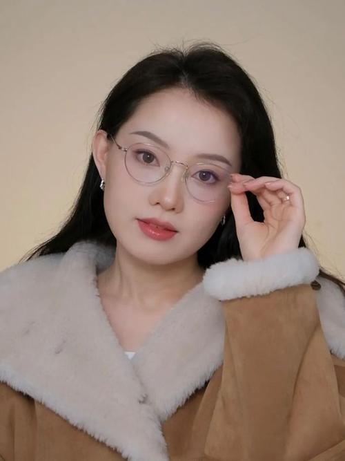 新手化妆戴眼镜教程（戴眼镜化妆技巧）-第2张图片-美妆
