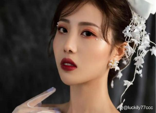 伴娘化妆教程简单好看新手,伴娘妆容教程-第6张图片-美妆 伴娘化妆教程简单好看新手,伴娘妆容教程-第6张图片-美妆