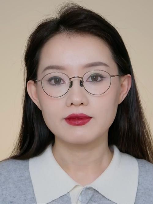 眼镜化妆入门教程淡妆(眼镜妆容怎么画好看)-第5张图片-美妆 眼镜化妆入门教程淡妆(眼镜妆容怎么画好看)-第5张图片-美妆