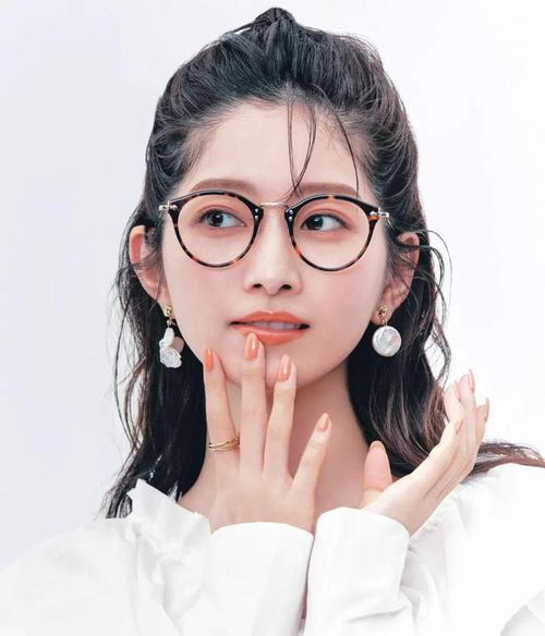 眼镜化妆入门教程淡妆(眼镜妆容怎么画好看)-第8张图片-美妆 眼镜化妆入门教程淡妆(眼镜妆容怎么画好看)-第8张图片-美妆