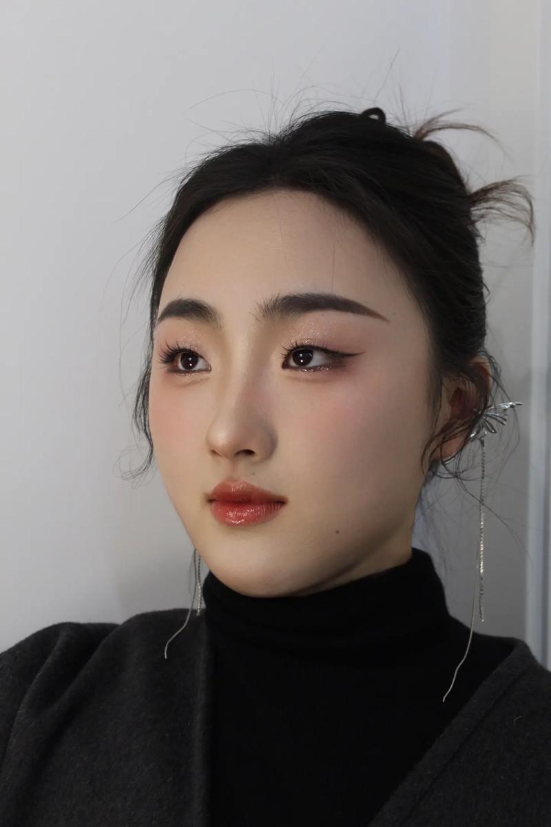 化妆教程新手单眼皮(单眼皮化妆视频教学视频教程)-第4张图片-美妆 化妆教程新手单眼皮(单眼皮化妆视频教学视频教程)-第4张图片-美妆
