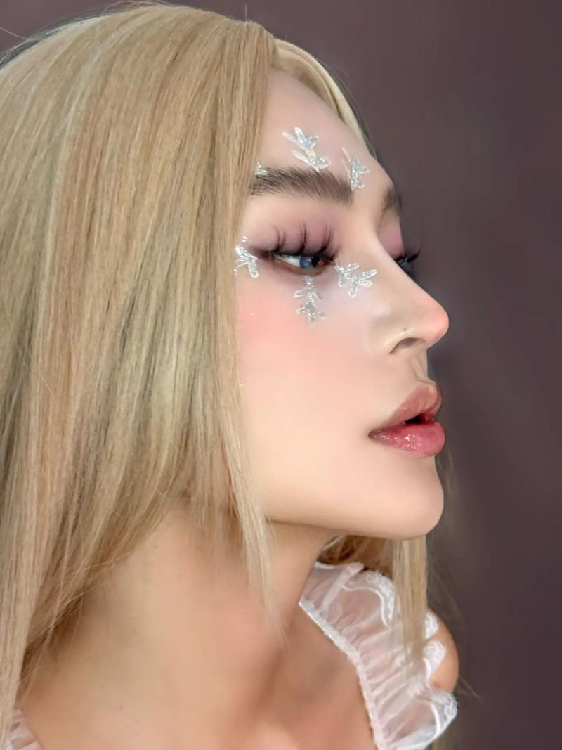 清冷妆容化妆品推荐女生用,清冷妆容怎么画-第8张图片-美妆 清冷妆容化妆品推荐女生用,清冷妆容怎么画-第8张图片-美妆