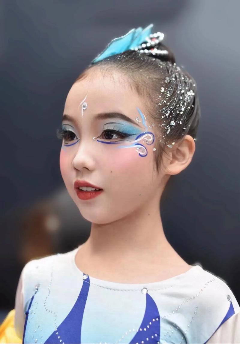 画画教程儿童舞台淡妆化妆,儿童跳舞淡妆化妆步骤-第6张图片-美妆 画画教程儿童舞台淡妆化妆,儿童跳舞淡妆化妆步骤-第6张图片-美妆