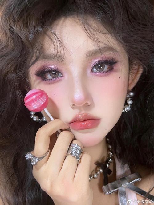 淡烟熏妆化妆品推荐女(淡烟熏妆化妆品推荐女士)-第2张图片-美妆 淡烟熏妆化妆品推荐女(淡烟熏妆化妆品推荐女士)-第2张图片-美妆