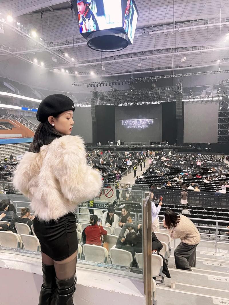 蹦迪教程化妆推荐新手(蹦迪化什么妆合适)-第4张图片-美妆 蹦迪教程化妆推荐新手(蹦迪化什么妆合适)-第4张图片-美妆