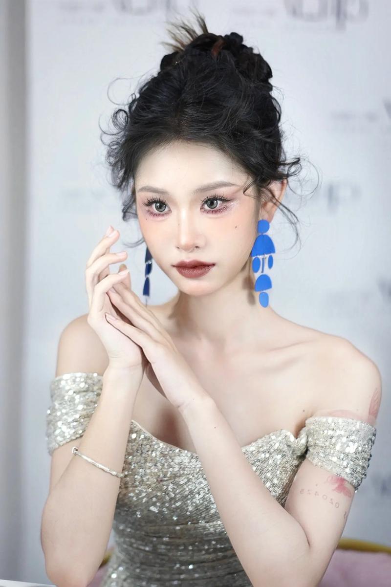 蹦迪教程化妆推荐新手(蹦迪化什么妆合适)-第8张图片-美妆 蹦迪教程化妆推荐新手(蹦迪化什么妆合适)-第8张图片-美妆