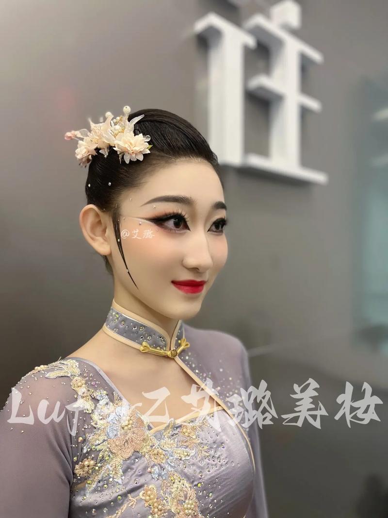 男孩街舞淡妆化妆教程,男孩跳街舞化妆怎么画-第5张图片-美妆 男孩街舞淡妆化妆教程,男孩跳街舞化妆怎么画-第5张图片-美妆
