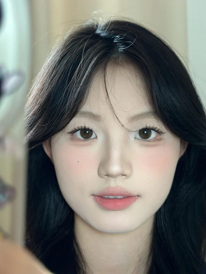 职场妆容化妆教程淡妆（职场妆面的化妆要求）