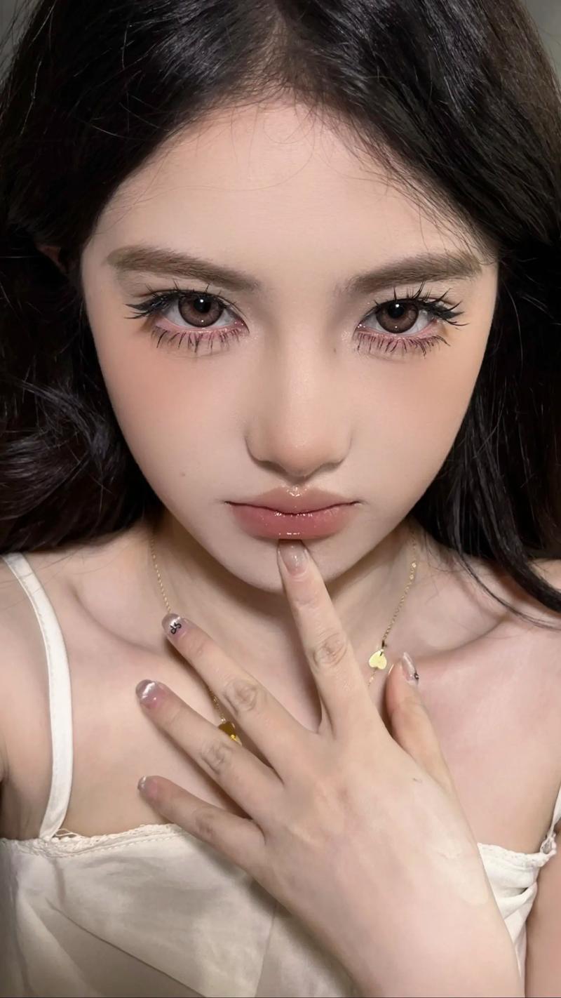 新手化妆画下睫毛教程（画下睫毛的窍门）-第4张图片-美妆