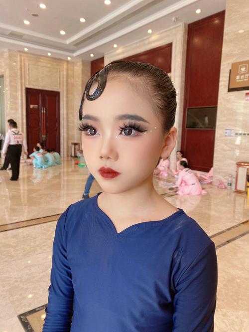拉丁考级淡妆化妆教程,拉丁舞考级妆容教程