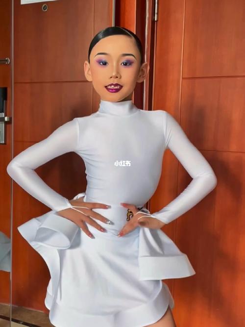 拉丁考级淡妆化妆教程,拉丁舞考级妆容教程-第3张图片-美妆 拉丁考级淡妆化妆教程,拉丁舞考级妆容教程-第3张图片-美妆