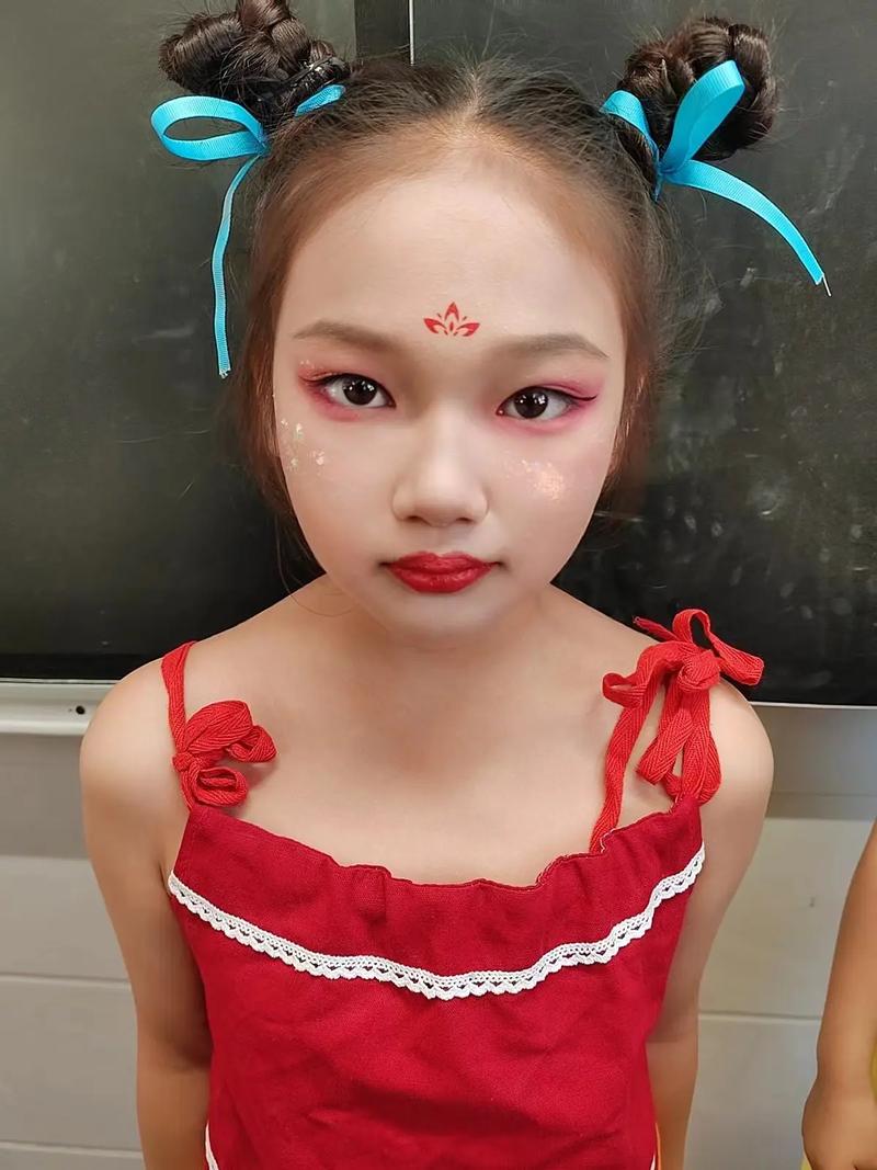 新手学化妆教程浓妆,新手化浓妆妆步骤浓妆-第5张图片-美妆 新手学化妆教程浓妆,新手化浓妆妆步骤浓妆-第5张图片-美妆