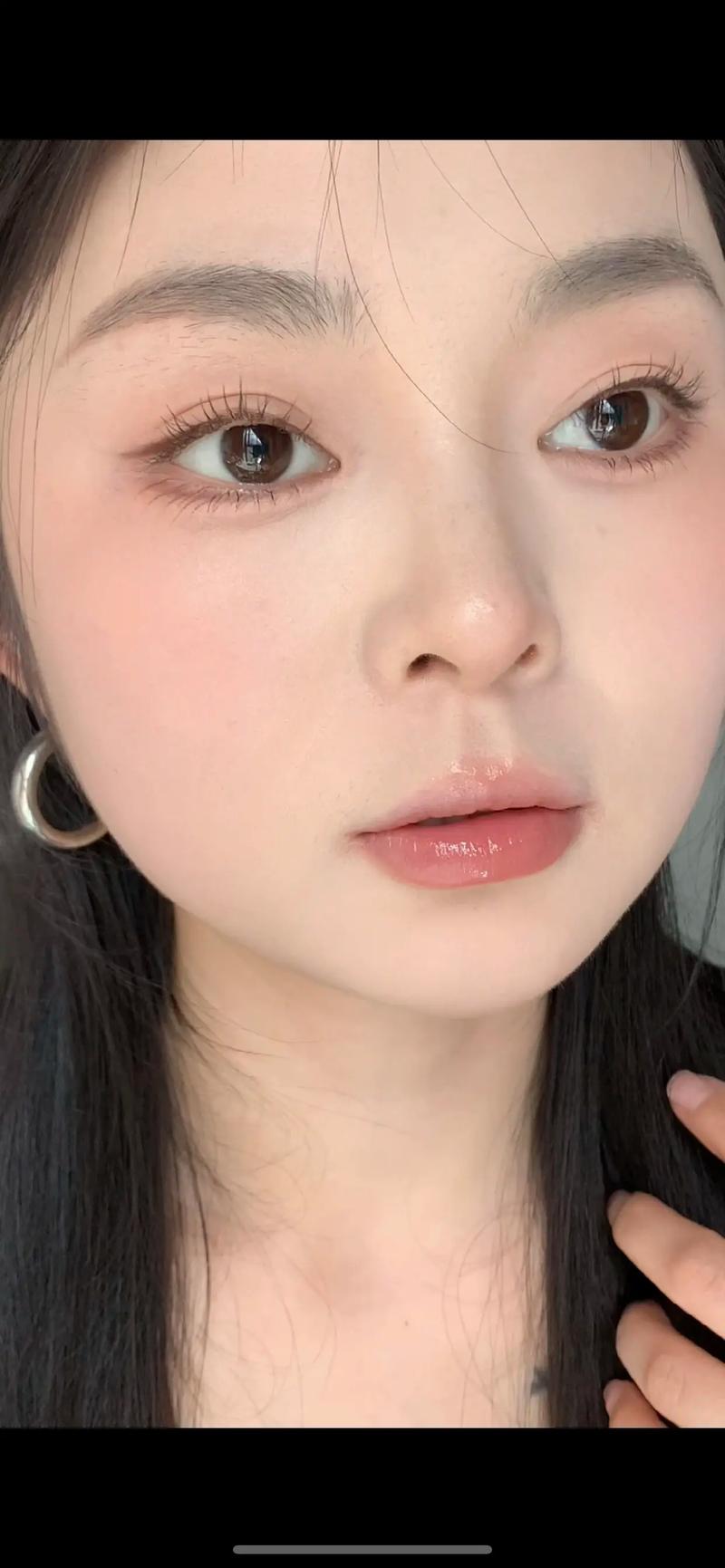 化妆教程淡妆圆脸女生(圆脸女生化妆视频)-第5张图片-美妆 化妆教程淡妆圆脸女生(圆脸女生化妆视频)-第5张图片-美妆