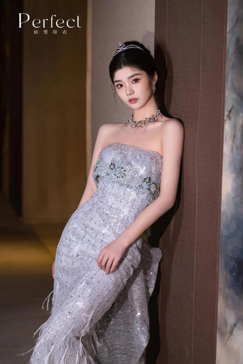 穿裙子化妆教程淡妆（裙子打扮）-第3张图片-美妆