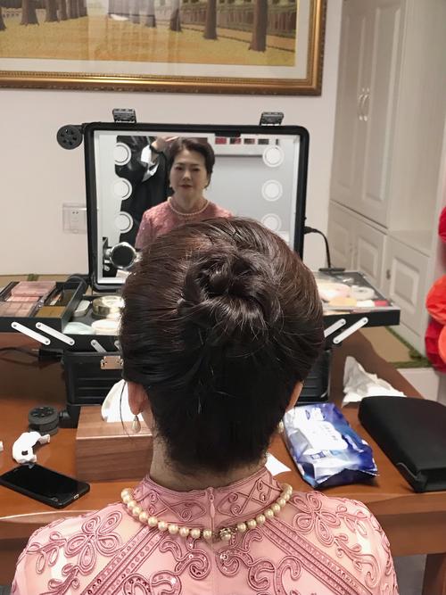 妈妈淡妆化妆教程简单（妈妈妆怎么画）