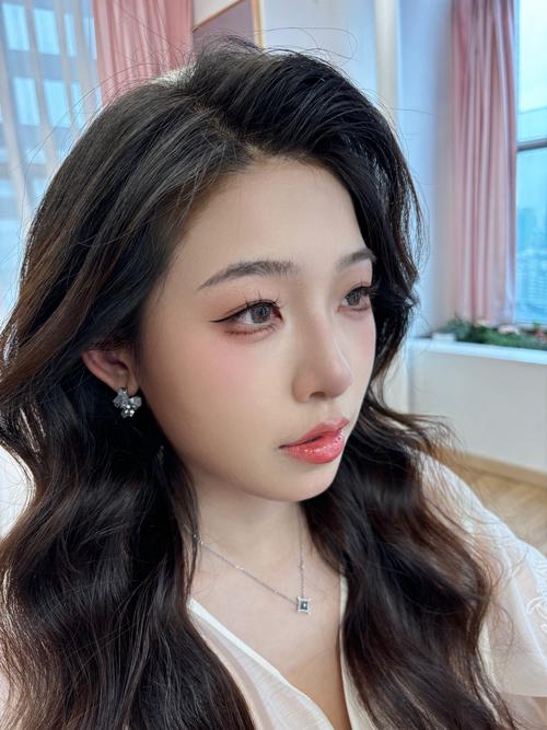 新手化妆约会教程(新手化妆约会教程图片)-第2张图片-美妆 新手化妆约会教程(新手化妆约会教程图片)-第2张图片-美妆