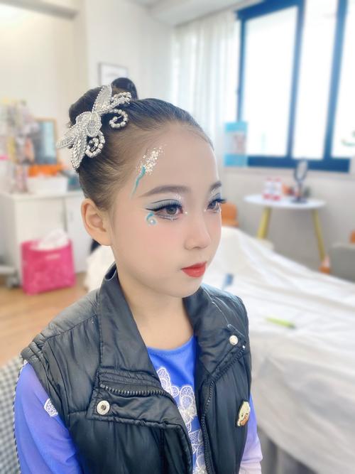 女孩舞蹈考级淡妆化妆教程(考级舞蹈妆容)-第6张图片-美妆 女孩舞蹈考级淡妆化妆教程(考级舞蹈妆容)-第6张图片-美妆