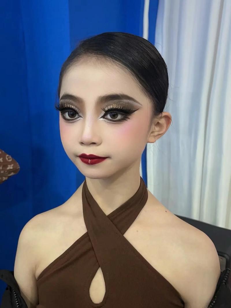 女孩舞蹈考级淡妆化妆教程(考级舞蹈妆容)-第7张图片-美妆 女孩舞蹈考级淡妆化妆教程(考级舞蹈妆容)-第7张图片-美妆