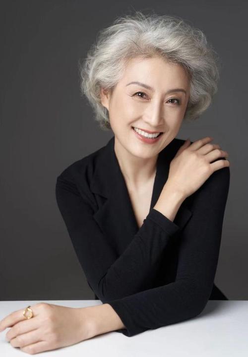 大妈日常淡妆化妆教程(大妈日常淡妆化妆教程图解)-第5张图片-美妆 大妈日常淡妆化妆教程(大妈日常淡妆化妆教程图解)-第5张图片-美妆